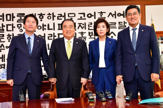 문 의장(왼쪽 두번째)이 이인영(왼쪽부터), 나경원, 오신환 원내대표와 손잡고 있다.  연합뉴스
